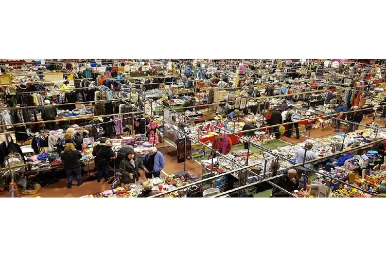 Zondag 10 maart grote vlooienmarkt in de sporthal De Kloek te Middenbeemster