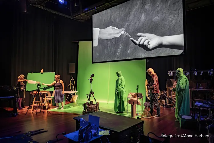 Zaterdag 16 maart staat Hotel Modern in Theater De Verbeelding met De Lange Gang. Over het leven dat zich niet laat voorspellen