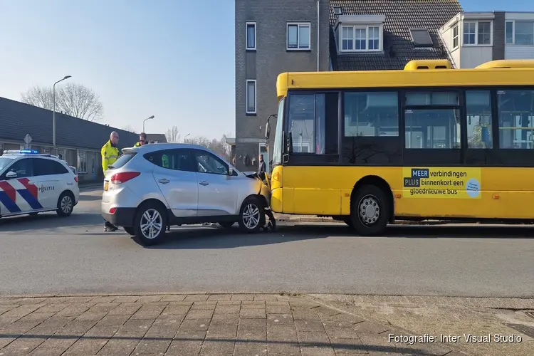 Lijnbus in botsing met auto in Purmerend