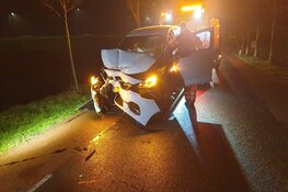 Auto tegen boom gereden in Noordbeemster, bestuurder gewond