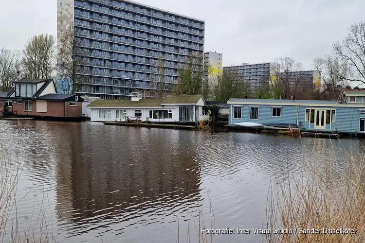 Woonboot loopt vol water in Purmerend