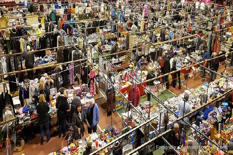 2e paasdag grote vlooienmarkt in sporthal De Kloek te Middenbeemster