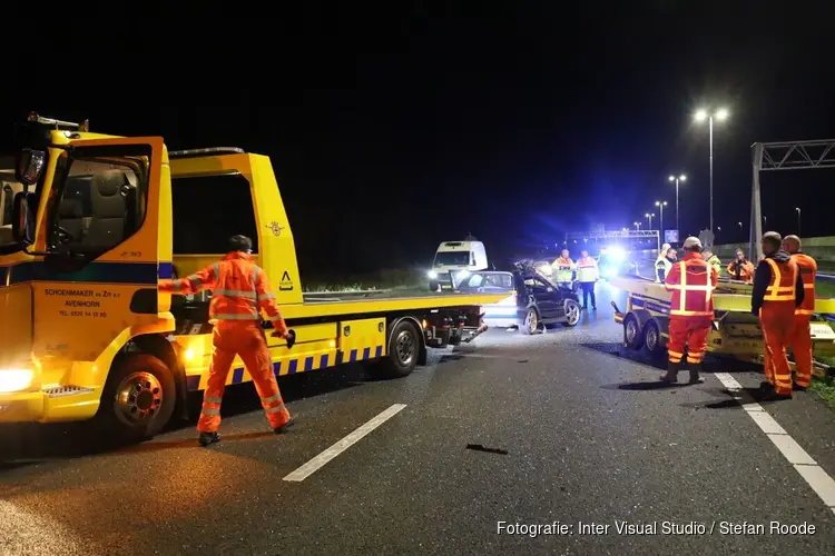 Auto tegen pijlwagen op A7