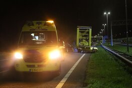Auto tegen pijlwagen op A7