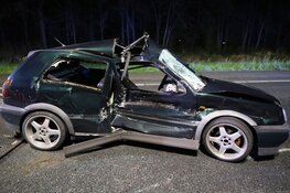 Auto tegen pijlwagen op A7