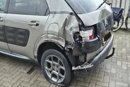 Auto rijdt tegen Cultuurhuis Wherelant