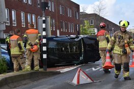 Auto gelanceerd na botsing met bussluis in Purmerend