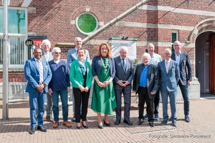 Burgemeester reikt 10 Koninklijke onderscheidingen uit