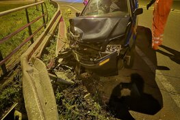 Onder invloed zijnde automobiliste raakt van de weg