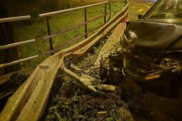 Onder invloed zijnde automobiliste raakt van de weg