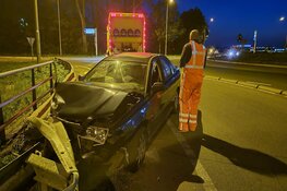 Onder invloed zijnde automobiliste raakt van de weg
