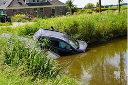 Twee auto's te water in Middenbeemster