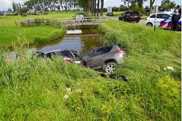 Twee auto's te water in Middenbeemster