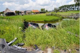 Twee auto's te water in Middenbeemster