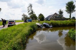 Twee auto's te water in Middenbeemster