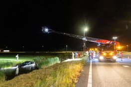 Peperdure auto te water langs A7 bij Wijdewormer