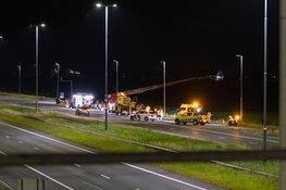 Peperdure auto te water langs A7 bij Wijdewormer