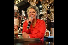 Optreden De Zingende Barkeepster tijdens SwimPride Leeghwaterbad
