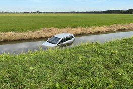 Auto te water gereden langs N244 in Middenbeemster