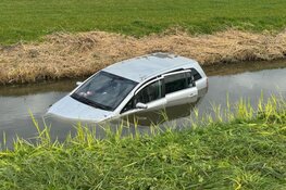 Auto te water gereden langs N244 in Middenbeemster