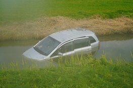 Auto te water gereden langs N244 in Middenbeemster