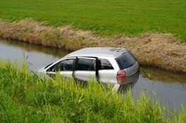 Auto te water gereden langs N244 in Middenbeemster