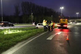 Auto vliegt uit de bocht bij oprit naar A7