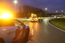 Auto vliegt uit de bocht bij oprit naar A7