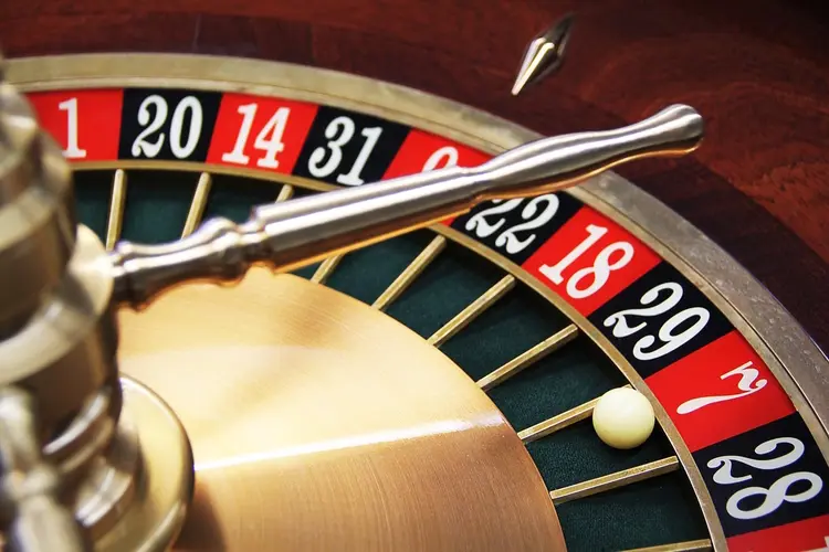 Binnen of buiten: het casino bezoeken of thuis gokken?