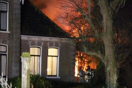 Brand in overkapping bij woning aan Jisperweg