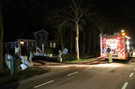 Brand in overkapping bij woning aan Jisperweg
