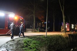 Brand in overkapping bij woning aan Jisperweg