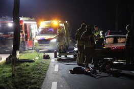 Automobiliste crasht tegen boom in Noordbeemster
