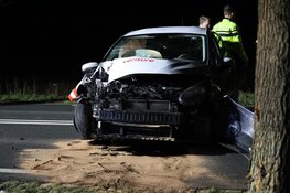 Automobiliste crasht tegen boom in Noordbeemster