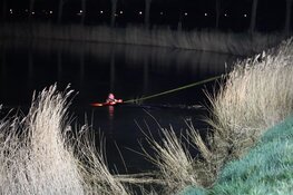 Omstanders halen bestuurder uit te water geraakte auto in Westbeemster