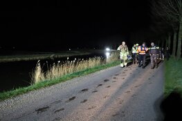 Omstanders halen bestuurder uit te water geraakte auto in Westbeemster