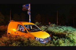 Straatverlichting valt uit: auto schiet rechtdoor op pikdonkere rotonde