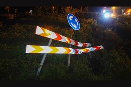 Straatverlichting valt uit: auto schiet rechtdoor op pikdonkere rotonde