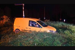 Straatverlichting valt uit: auto schiet rechtdoor op pikdonkere rotonde