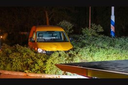 Straatverlichting valt uit: auto schiet rechtdoor op pikdonkere rotonde