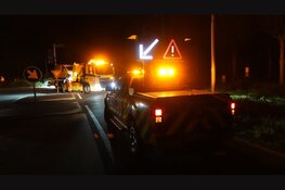 Straatverlichting valt uit: auto schiet rechtdoor op pikdonkere rotonde