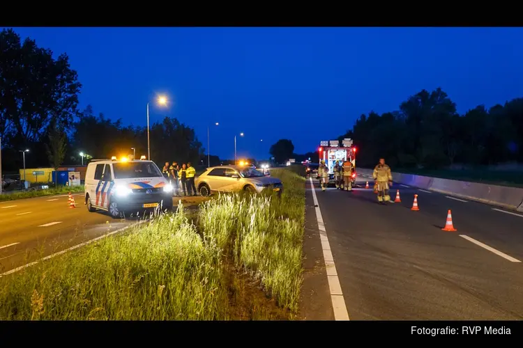 Auto raakt van de weg op N244