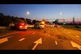 Auto raakt van de weg op N244