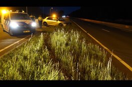 Auto raakt van de weg op N244