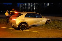 Auto raakt van de weg op N244