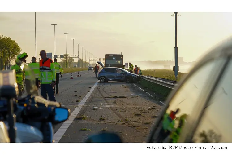 Automobiliste botst tegen vangrail op A7