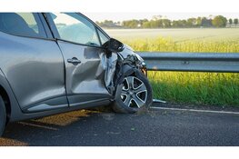 Automobiliste botst tegen vangrail op A7