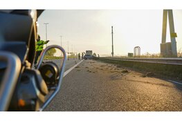 Automobiliste botst tegen vangrail op A7