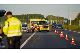 Automobiliste botst tegen vangrail op A7