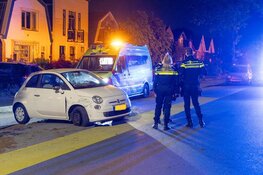Automobiliste verliest macht over stuur en botst tegen geparkeerde auto